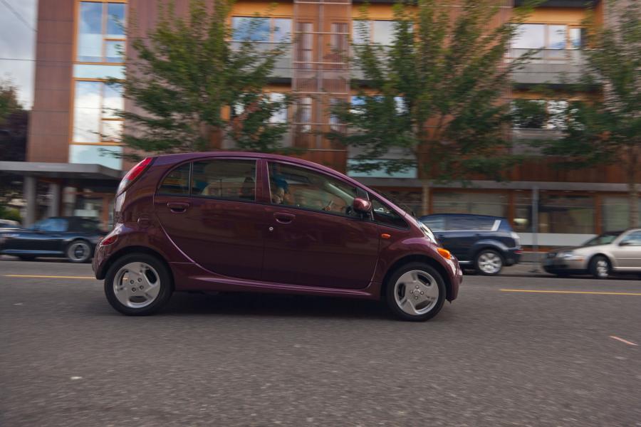  Mitsubishi i-MiEV 2012 года  (US) (фото 116 из 234)